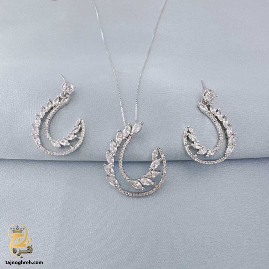 نیم ست نقره زنانه طرح نعل نگین دار مدل NSW N12