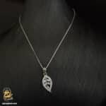 گردنبند نقره زنانه طرح برگ مدل ZSW Z83 روی مانکن