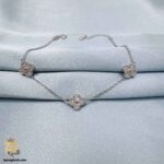 دستبند نقره زنانه طرح ونکلیف سه گل نگین دار مدل DSW D79