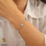 دستبند نقره زنانه طرح ونکلیف سه گل نگین دار مدل DSW D79 روی دست