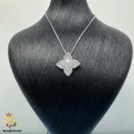 گردنبند نقره زنانه طرح گل صدفی مدل ZSW Z91 روی مانکن