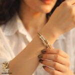 دستبند امگا نقره زنانه بند چرمی مدل DSW D80 روی دست