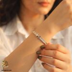 دستبند نقره زنانه هرمس طرح نگین دار مدل DSW D86 روی دست