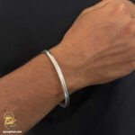 نمای دست دستبند نقره مردانه بنگل مدل BSM B120