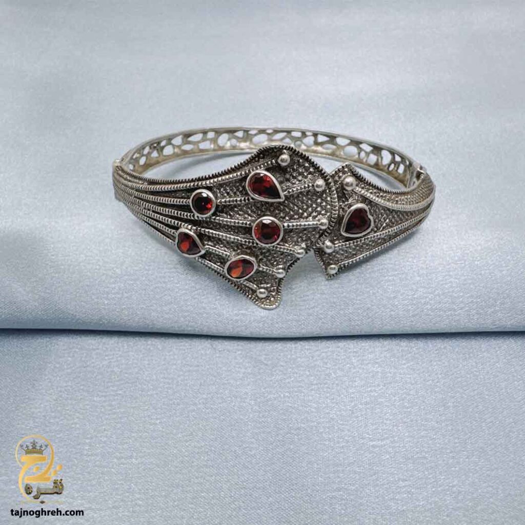 دستبند نقره نگین دار مردانه مدل BSM B117