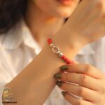 دستبند امگا نقره زنانه مدل DSW D95 روی دست