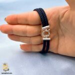 دستبند نقره زنانه پلاک دار چرمی مدل DSW D97 نمای قفل