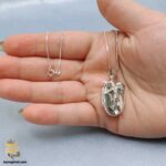 گردنبند قاب عکس دار نقره طرح فرشته مدل ZSW Z115 داخل دست