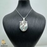 گردنبند قاب عکس دار نقره طرح فرشته مدل ZSW Z115 روی مانکن