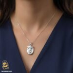 گردنبند قاب عکس دار نقره طرح فرشته مدل ZSW Z115 روی گردن
