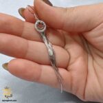 گوشواره نقره عروس طرح لبخند ریشی مدل ESW E119 داخل دست
