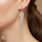 گوشواره نقره عروس طرح لبخند ریشی مدل ESW E119 روی گوش