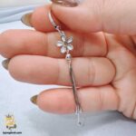 گوشواره نقره مجلسی طرح آویز گل مدل ESW E121 داخل دست