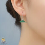 گوشواره نقره زنانه آویز نگین رنگی مدل ESW E124 روی گوش