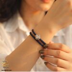 دستبند نقره زنانه پلاک دار چرمی مدل DSW D97 روی دست