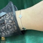 دستبند نقره زنانه طرح ونکلیف 3 گل مدل DSW D91 روی دست