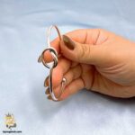 بنگل نقره زنانه طرح گره مدل DSW D102 نمای دست