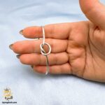 بنگل نقره زنانه طرح گره مدل DSW D102 داخل دست