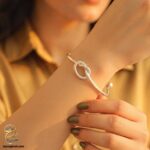 بنگل نقره زنانه طرح گره مدل DSW D102 روی دست