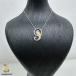 گردنبند نقره زنانه طرح طوطی مدل ZSW Z100 روی مانکن