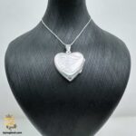 گردنبند قاب عکس نقره طرح قلب مدل ZSW Z105 روی مانکن