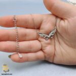 گردنبند نقره زنانه طرح بال مدل ZSW Z106 داخل دست