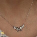 گردنبند نقره زنانه طرح بال مدل ZSW Z106 روی گردن