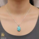 گردنبند نقره زنانه با سنگ فیروزه مدل ZSW Z108 روی گردن