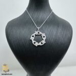 گردنبند نقره زنانه طرح تیفانی نگین دار مدل ZSW Z109 روی مانکن