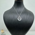گردنبند نقره زنانه طرح پاپیون جواهری مدل ZSW Z113 روی مانکن