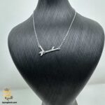 گردنبند نقره زنانه طرح شاخه درخت مدل ZSW Z114 روی مانکن