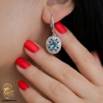گوشواره نقره زنانه نگین دار رنگی مدل ESW E126 روی گوش