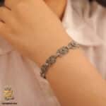 دستبند نقره زنانه سیاه قلم پهن مدل DSW D101 روی مچ