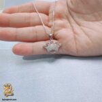 گردنبند نقره زنانه طرح تاج مدل ZSW Z120 نمای داخل دست
