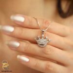گردنبند نقره زنانه طرح تاج مدل ZSW Z120 روی دست