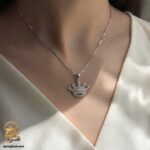 گردنبند نقره زنانه طرح تاج مدل ZSW Z120 روی گردن