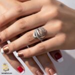 انگشتر نقره زنانه مجلسی مدل RSW F81 روی انگشت