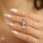 گردنبند نقره دخترانه فرشته مدل ZSW Z134 روی دست