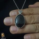 پلاک نقره مردانه دور نجف مدل NSM N90 نمای نزدیک